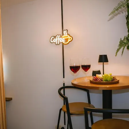 Lunaria Living I I Ambilight 55 Zoll Tv I Retro-konsole I Parkplatz I Zentral I Hbf-nah & Vw-tor 17 דירה