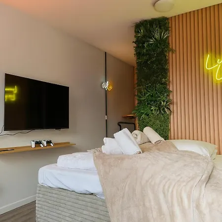 Lunaria Living I I Ambilight 55 Zoll Tv I Retro-konsole I Parkplatz I Zentral I Hbf-nah & Vw-tor 17 Apartman *